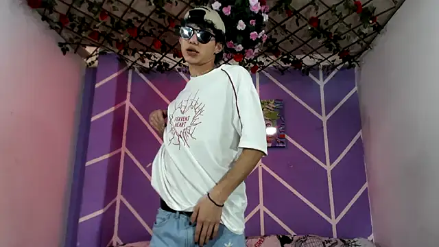 Maxxi hot23 online show from September 14, 2025, 7:25 pm