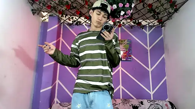 Maxxi hot23 online show from September 8, 2025, 7:24 pm