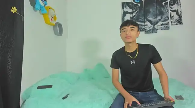 Maxxi hot23 online show from March 9, 2025, 12:31 pm