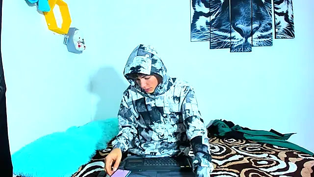 Maxxi hot23 online show from March 13, 2025, 7:50 pm