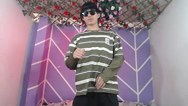 Maxxi hot23 online show from October 14, 2025, 7:25 pm