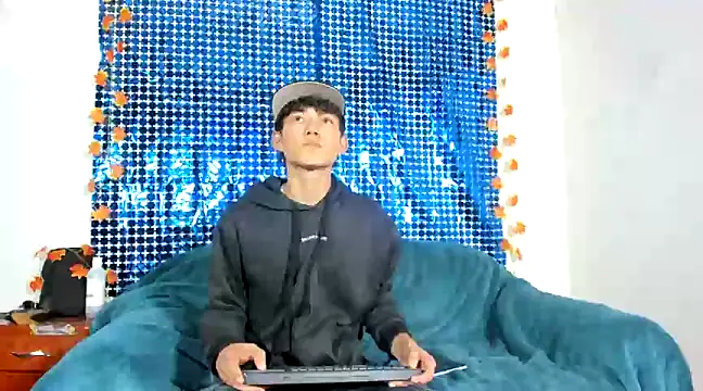 Maxxi hot23 online show from February 26, 2025, 4:52 am