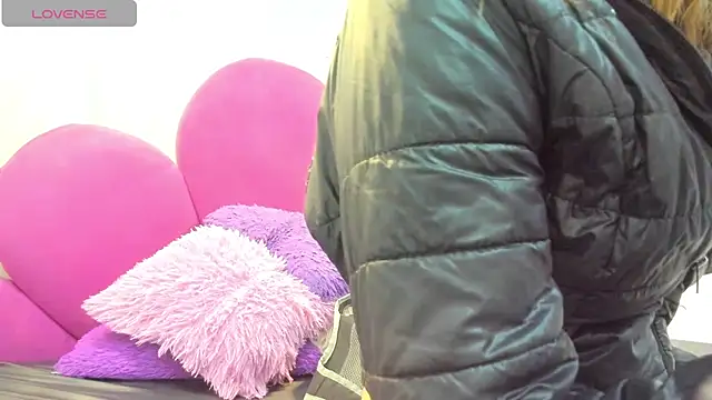 Bonniie 22 online show from April 16, 2026, 6:52 pm