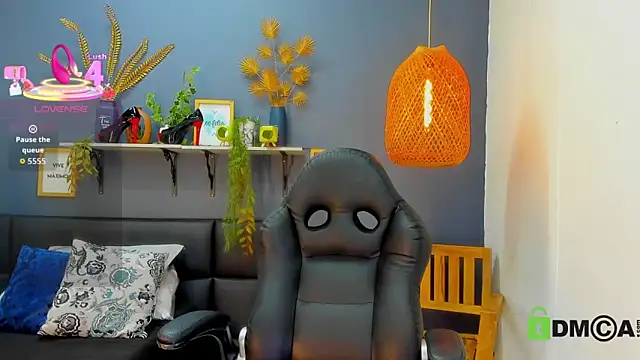 yessila parker online show from April 6, 2026, 9:21 am