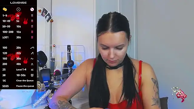 Miss Vic online show from November 12, 2025, 5:06 pm