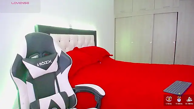 CarolinneFiotti online show from November 13, 2025, 3:27 pm