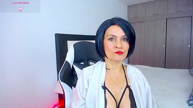 CarolinneFiotti online show from November 2, 2025, 8:25 pm