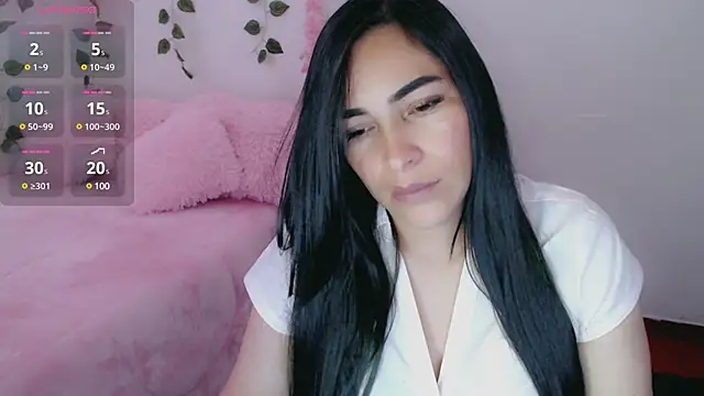 luna lgomez  online show from March 3, 2025, 11:11 am