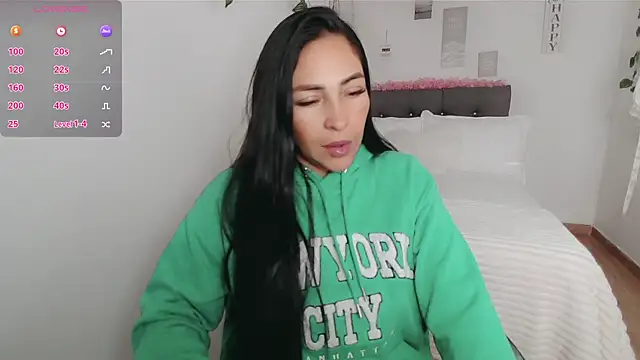 luna lgomez  online show from September 18, 2025, 3:37 pm