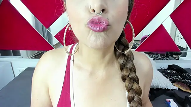 nicollewayne10 online show from October 17, 2025, 9:16 pm