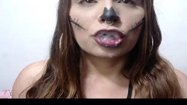 nicollewayne10 online show from November 1, 2025, 1:12 am