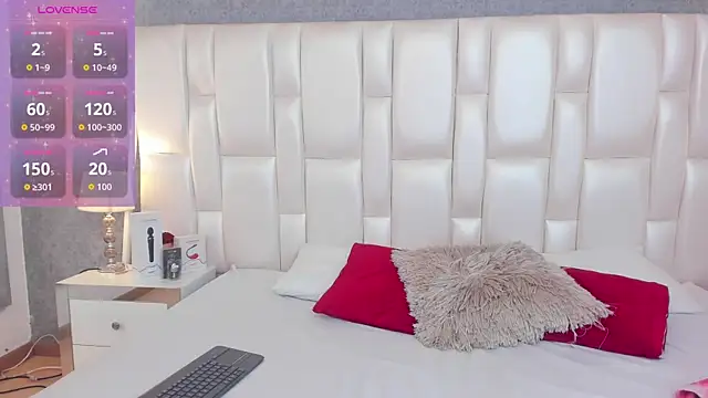 ArianaaGrace online show from November 18, 2025, 7:39 pm