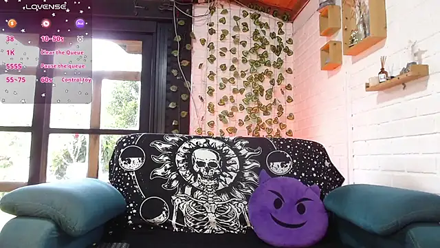 LiraSonnett online show from February 8, 2026, 7:22 pm