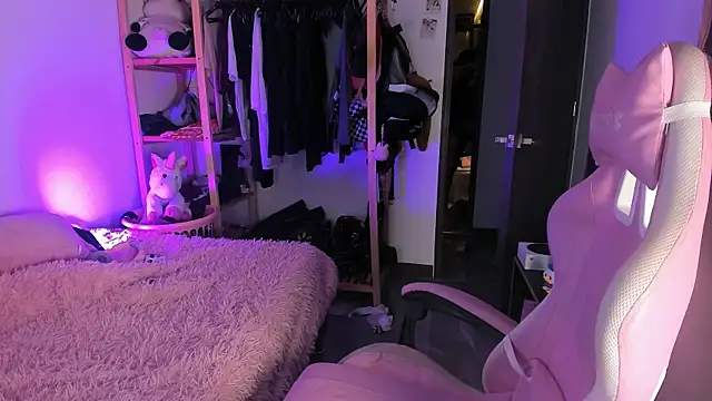 Loona s online show from April 12, 2026, 1:31 am