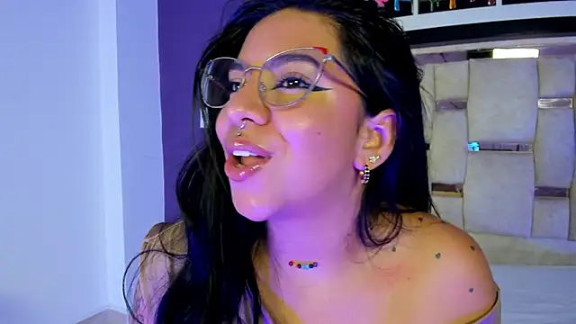 Snapshot of emilyy_cooperr chatting on February 3, 2026, 12:21 pm emilyy cooperr online show from February 3, 2026, 12:21 pm