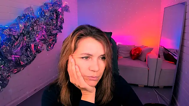 Snapshot of NicoleHitman chatting on October 13, 2025, 9:33 am NicoleHitman online show from October 13, 2025, 9:33 am