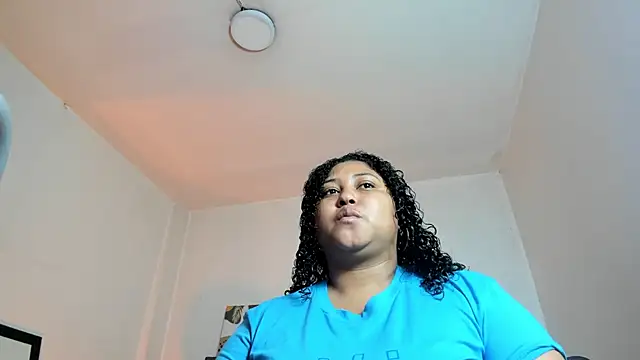 Snapshot of Ayliinn_ chatting on November 25, 2025, 2:45 am Ayliinn online show from November 25, 2025, 2:45 am