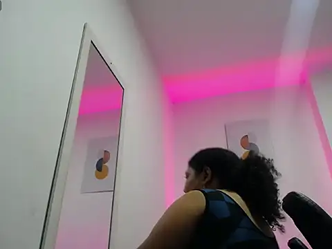 Snapshot of Ayliinn_ chatting on June 7, 2026, 1:33 am Ayliinn online show from June 7, 2026, 1:33 am