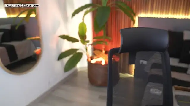 ZaraLuuv online show from October 22, 2025, 4:17 pm