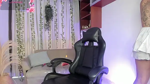 SarahLynn7 online show from November 30, 2025, 8:31 pm