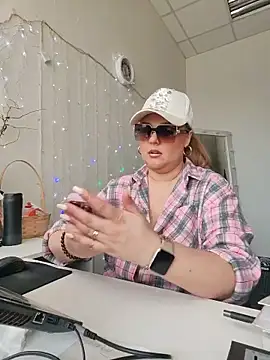Snapshot of Juicy_PeachLux chatting on May 13, 2026, 5:47 am Juicy PeachLux online show from May 13, 2026, 5:47 am