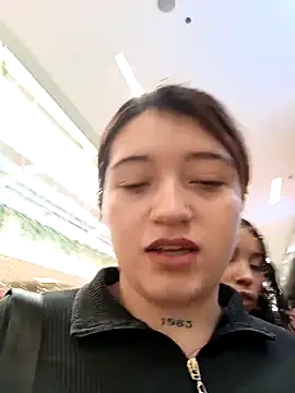 Karina Leon online show from November 30, 2025, 6:52 pm