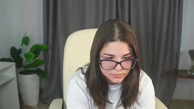 Snapshot of FloraBanford chatting on March 17, 2025, 11:10 am FloraBanford online show from March 17, 2025, 11:10 am