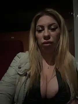 Snapshot of Alicedream5 chatting on March 17, 2025, 9:02 pm Alicedream5 online show from March 17, 2025, 9:02 pm