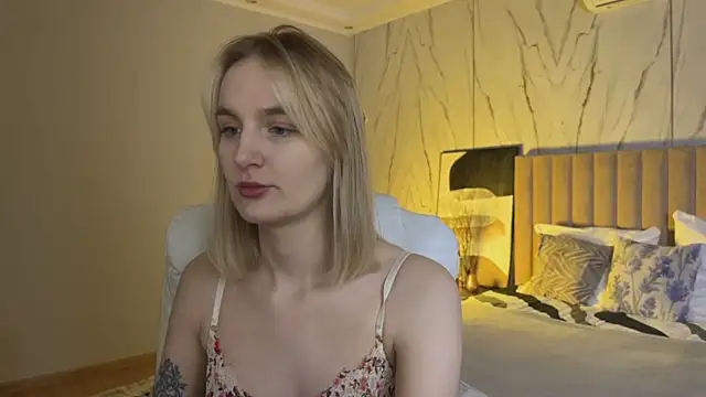  Vikky Moon  online show from April 18, 2026, 12:46 am