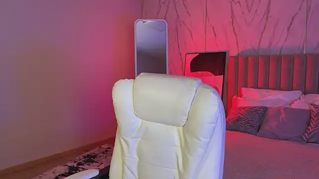  Vikky Moon  online show from October 8, 2025, 1:18 am