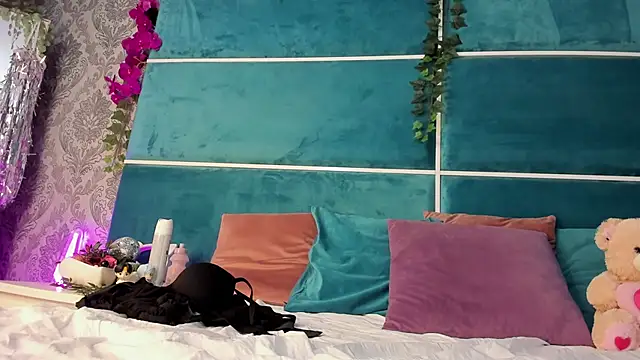 SunnyGlow online show from November 4, 2025, 5:44 am