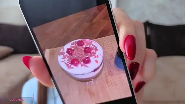 Kira mindnes online show from April 16, 2026, 6:14 am