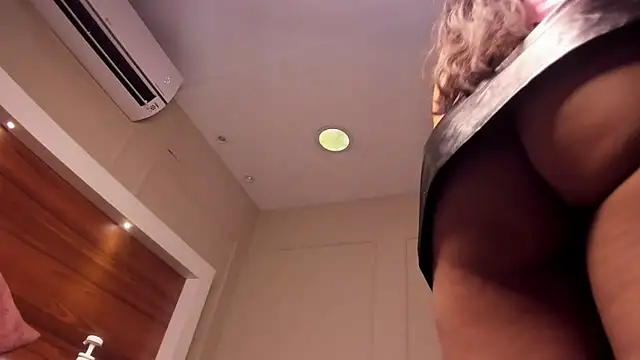 Snapshot of AriadnaHarper chatting on April 1, 2026, 1:41 pm AriadnaHarper online show from April 1, 2026, 1:41 pm