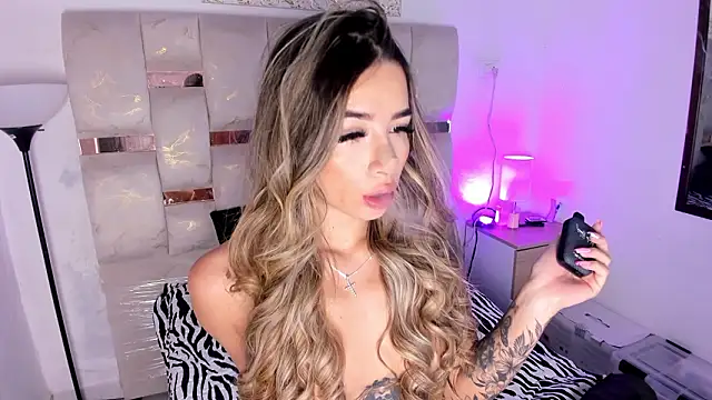 Snapshot of Lola_Blondie chatting on January 16, 2026, 11:36 am Lola Blondie online show from January 16, 2026, 11:36 am