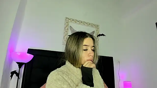 Lola Blondie online show from November 4, 2025, 12:31 pm