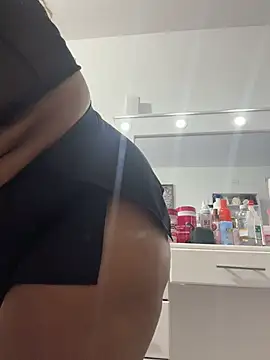 AlesiaCooper online show from June 17, 2026, 2:55 am