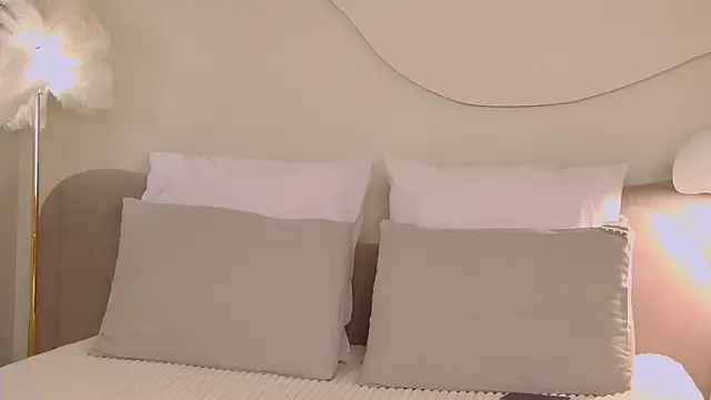 Snapshot of MiraBliss chatting on October 3, 2025, 5:47 pm MiraBliss online show from October 3, 2025, 5:47 pm