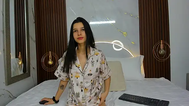 lucianasmith  online show from January 7, 2026, 12:32 pm