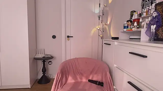 Anna Six online show from April 21, 2026, 2:03 am