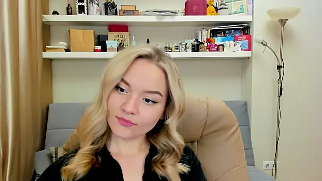 Snapshot of Kara_Smith_ chatting on February 14, 2025, 9:32 pm Kara Smith  online show from February 14, 2025, 9:32 pm