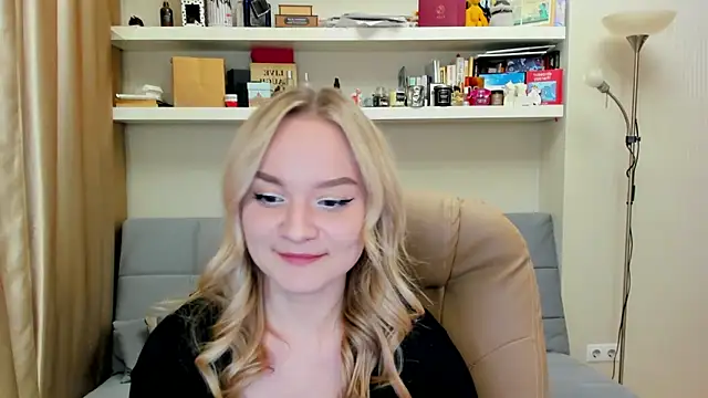 Snapshot of Kara_Smith_ chatting on March 8, 2025, 12:44 am Kara Smith  online show from March 8, 2025, 12:44 am