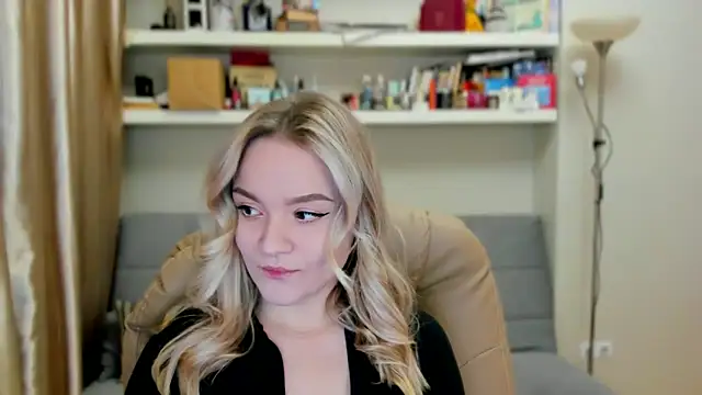 Snapshot of Kara_Smith_ chatting on October 19, 2025, 9:39 pm Kara Smith  online show from October 19, 2025, 9:39 pm