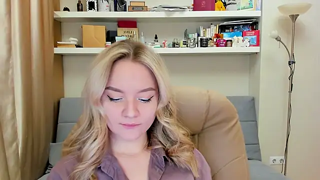 Snapshot of Kara_Smith_ chatting on March 5, 2025, 12:05 am Kara Smith  online show from March 5, 2025, 12:05 am
