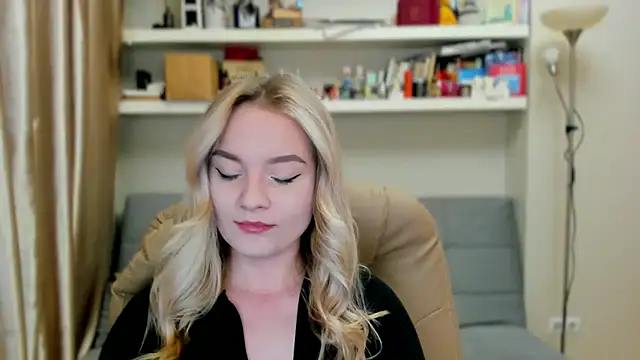 Snapshot of Kara_Smith_ chatting on October 4, 2025, 10:44 pm Kara Smith  online show from October 4, 2025, 10:44 pm
