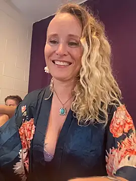 SusieandLacey online show from June 14, 2026, 7:09 am