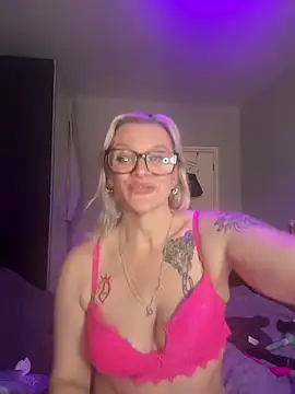 Curvy-Cleo online show from February 9, 2026, 10:57 am