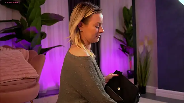 AnnastasiaMills online show from November 11, 2025, 8:47 pm