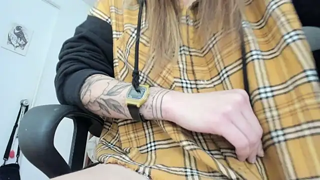 Hat girl online show from March 7, 2026, 4:52 am