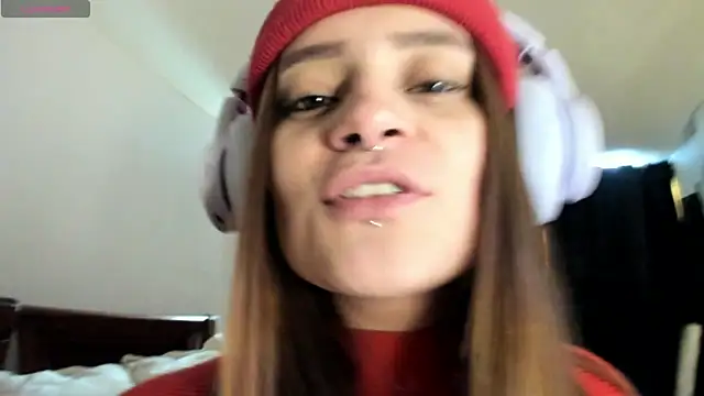 Hat girl online show from May 22, 2026, 9:35 pm