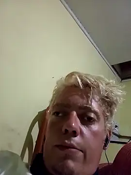 Snapshot of andredomal chatting on March 4, 2026, 12:40 am andredomal online show from March 4, 2026, 12:40 am